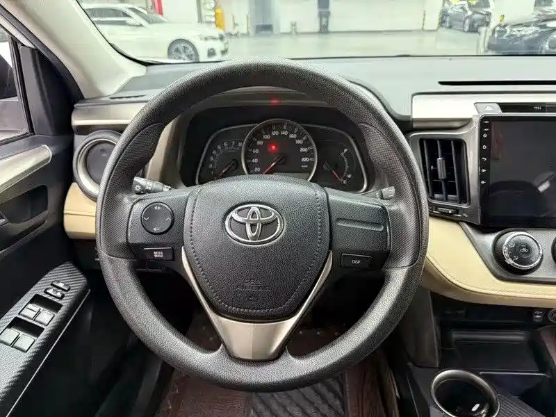 صورة 8 - Toyota RAV4 Rongfang