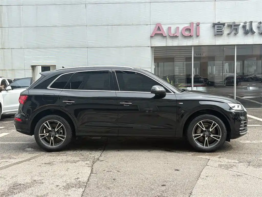 Audi Q5L 2020 Facelift 40 TFSI Honor Fashion фото 4