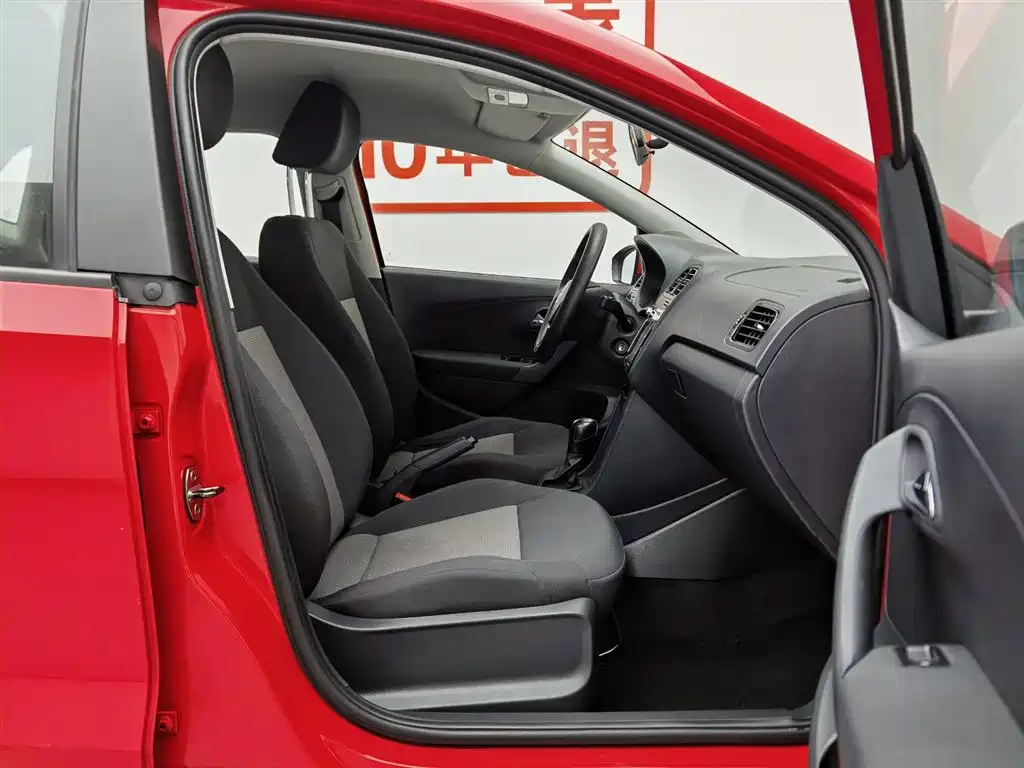 Volkswagen Polo 2016 1.4L Automatic Trend фото 23