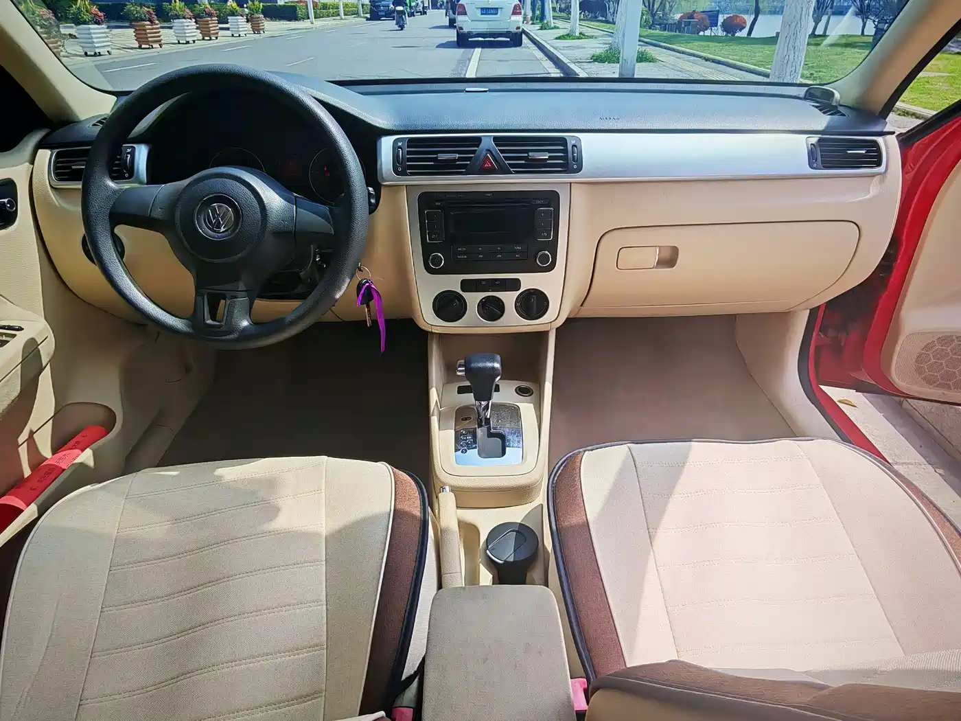 Volkswagen Bora 2011 1.6L Automatic Comfort фото 9