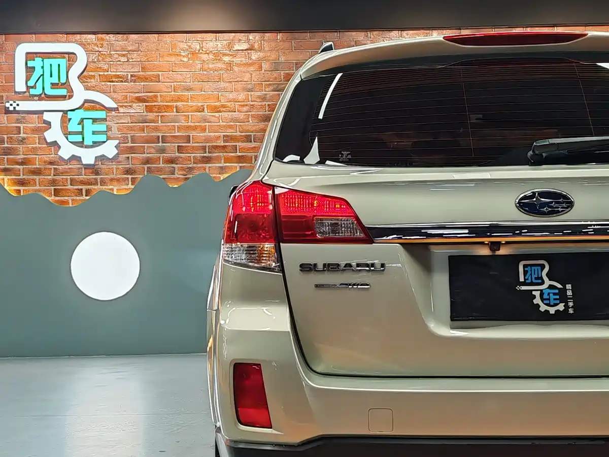 Subaru Outback 2011 2.5i Luxury Navigation Edition фото 12