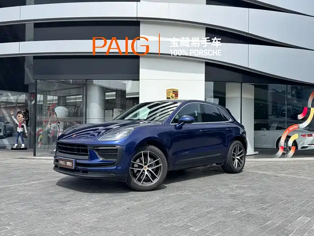 PORSCHE MACAN