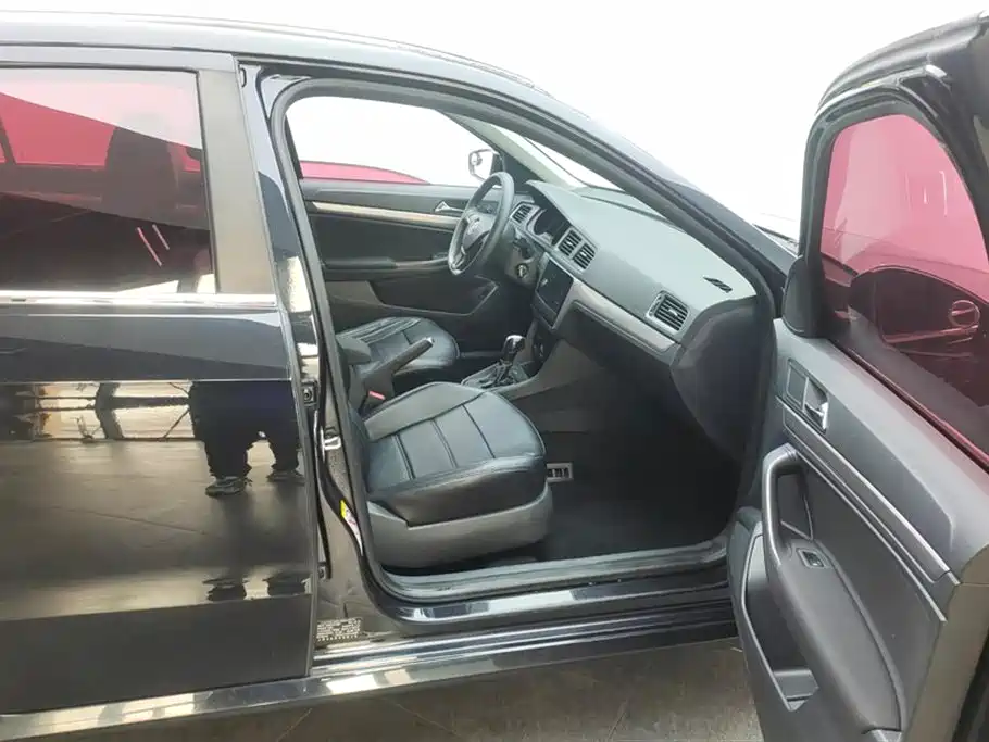 Volkswagen Lavida 2015 1.6L Automatic Trend Edition фото 8