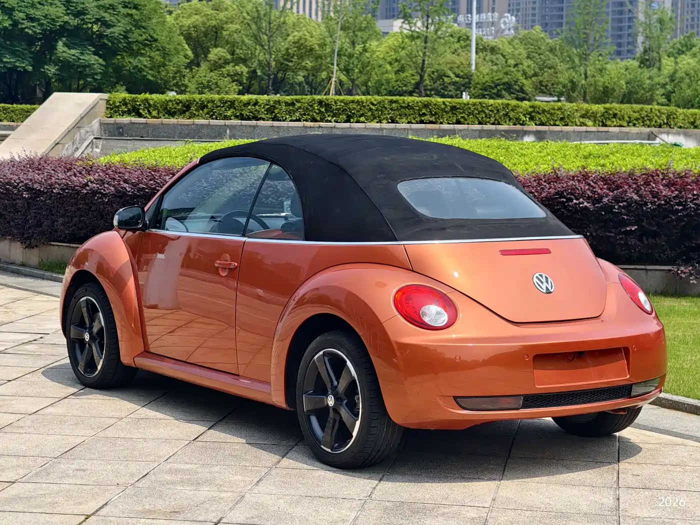 Volkswagen Beetle 2010 Model 2.0 BlackOrange Convertible Luxury Edition фото 17