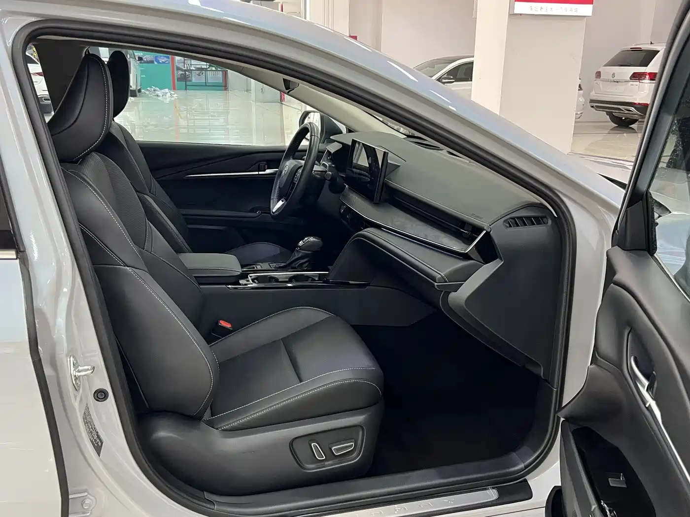 Toyota Camry 2024 Hybrid 2.0HG Premium Edition фото 10