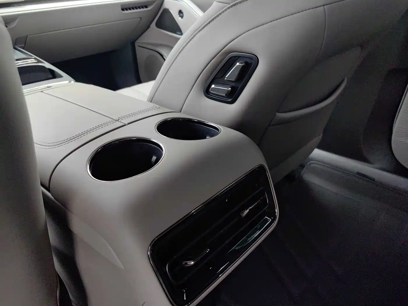 Geely Galaxy Galaxy Xingyao 8 2025 130km EM-i Premium Edition фото 23