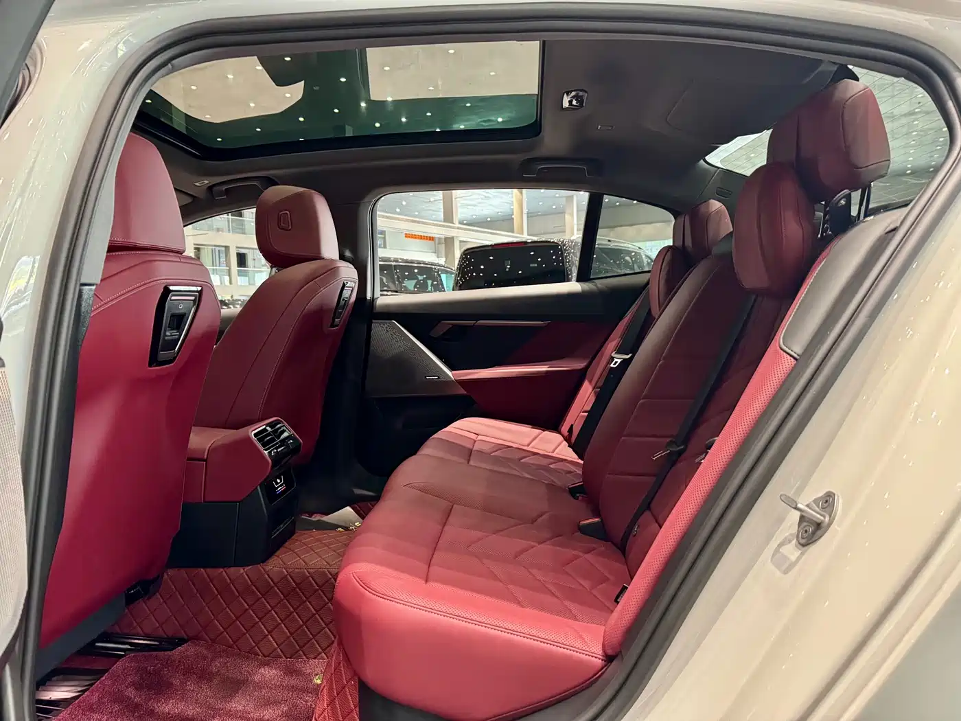 BMW 5 Series 2025 530Li Leading M Sport Package фото 7