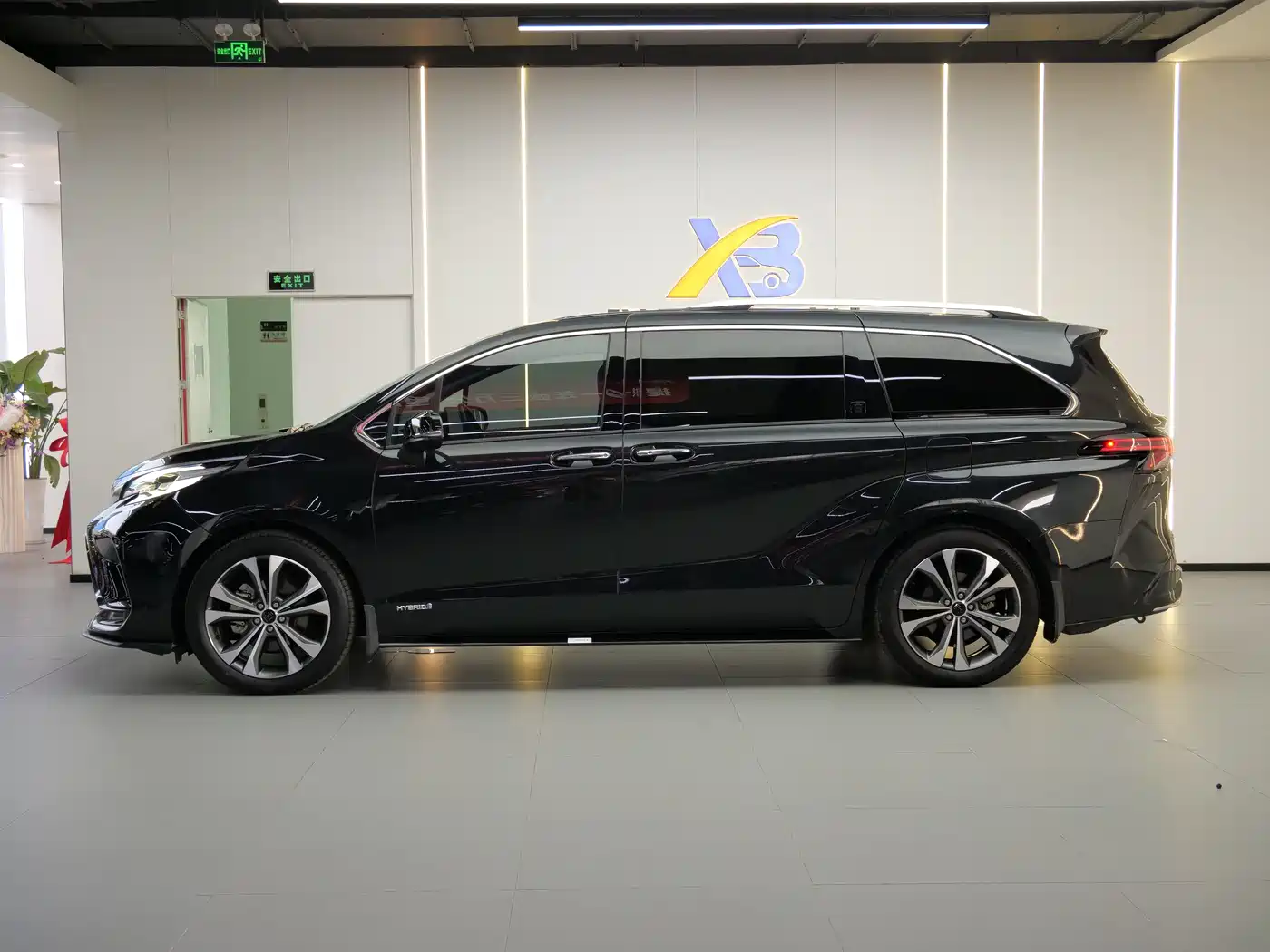 Toyota Granvia 2022 Model Year 2.5L Hybrid Flagship Edition фото 4