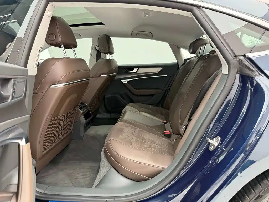 Фото 19 - Audi A7L