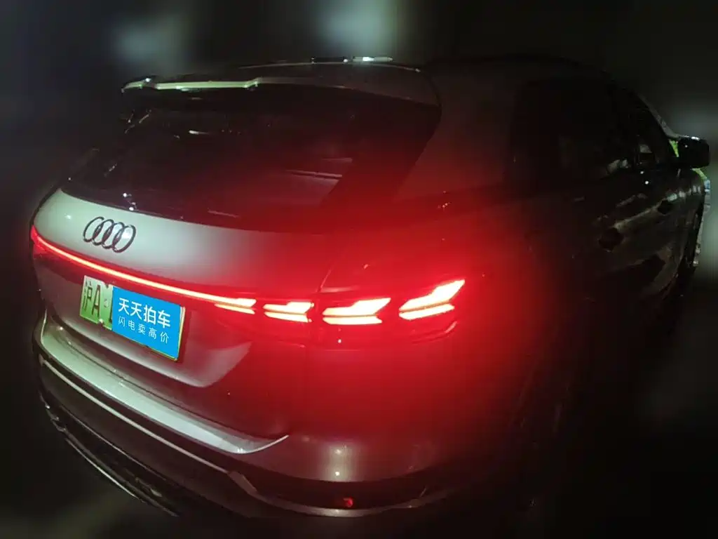 Photo 2 - Audi Q5 e-tron
