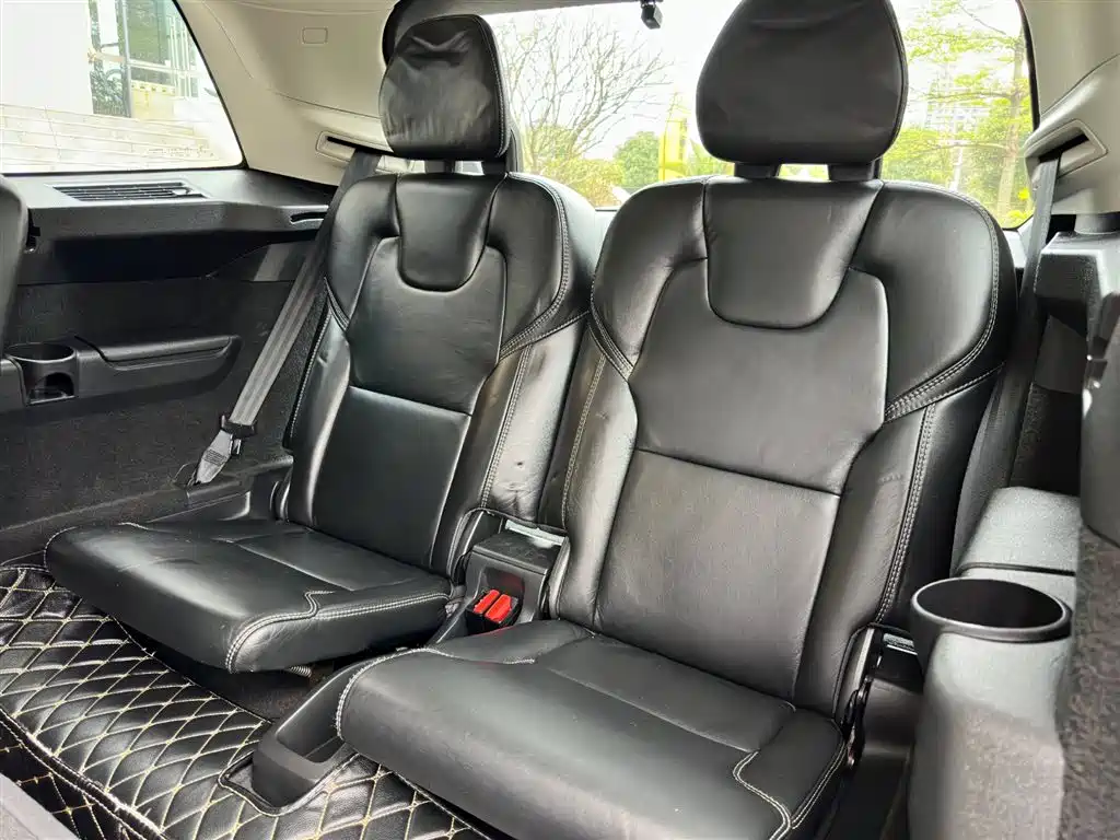 Фото 16 - Volvo XC90