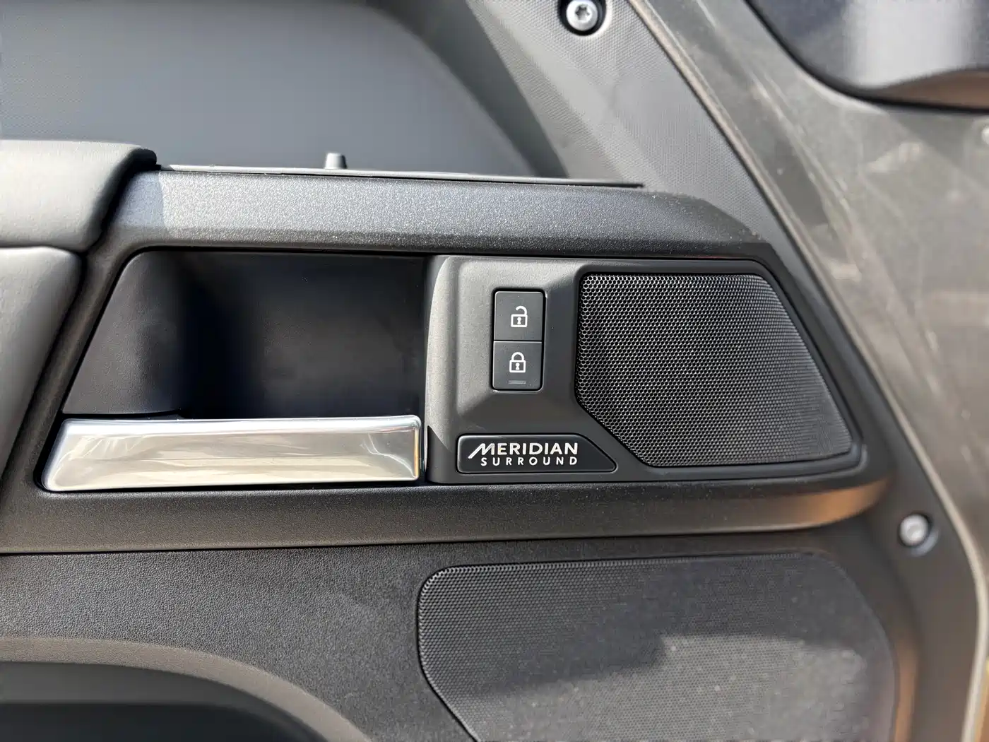 Land Rover Defender 2025 110 3.0T P400 X фото 15