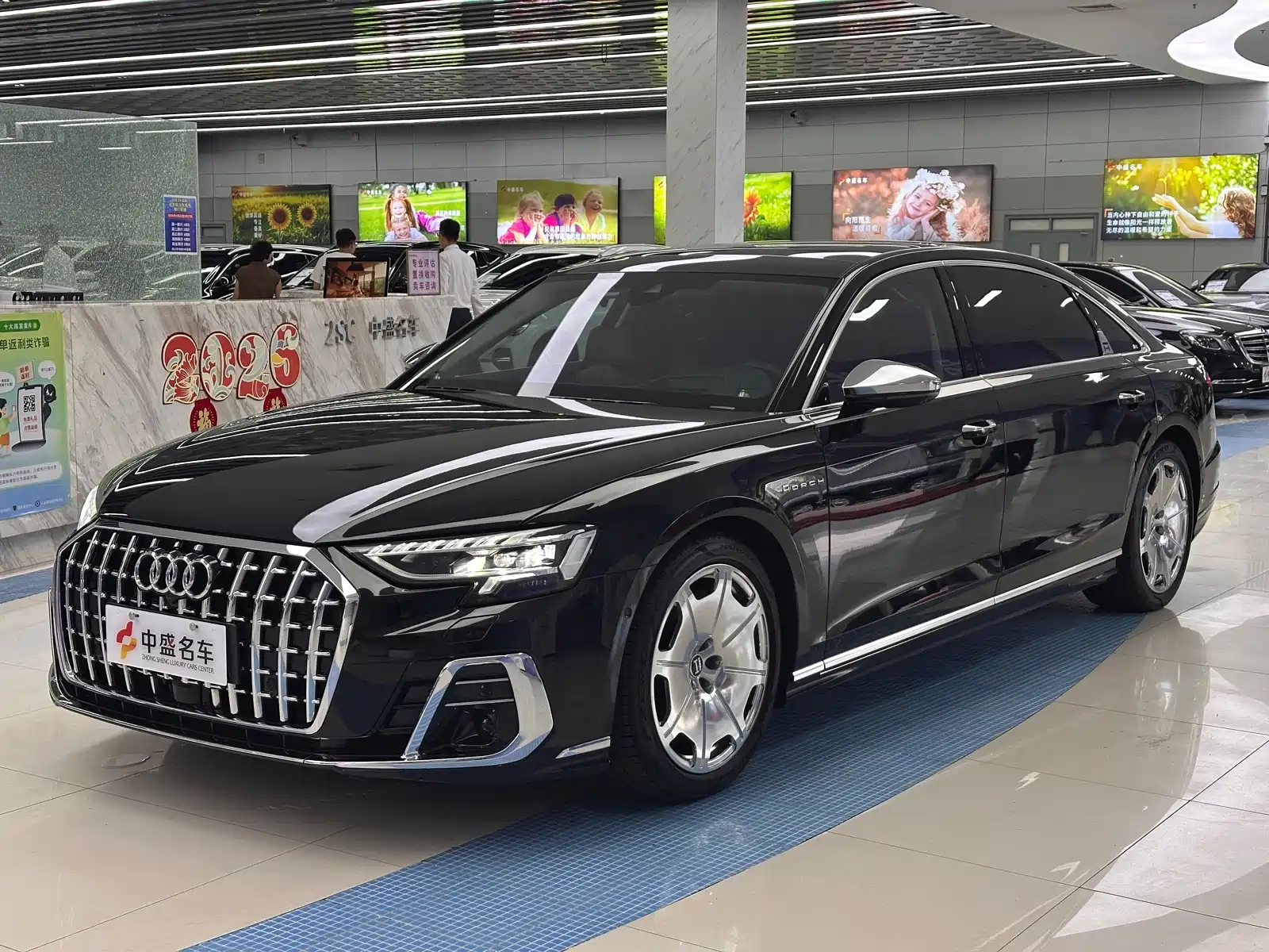Фото 1 - Audi A8