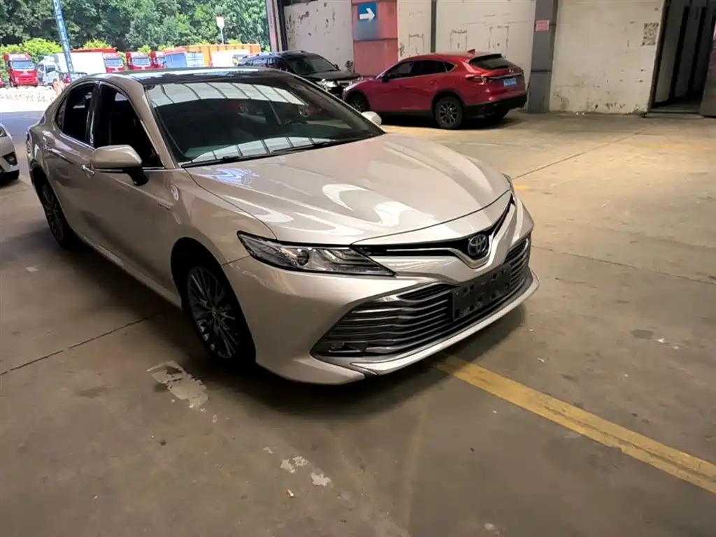 Toyota Camry 2018 Hybrid 2.5HG Luxury Edition фото 4
