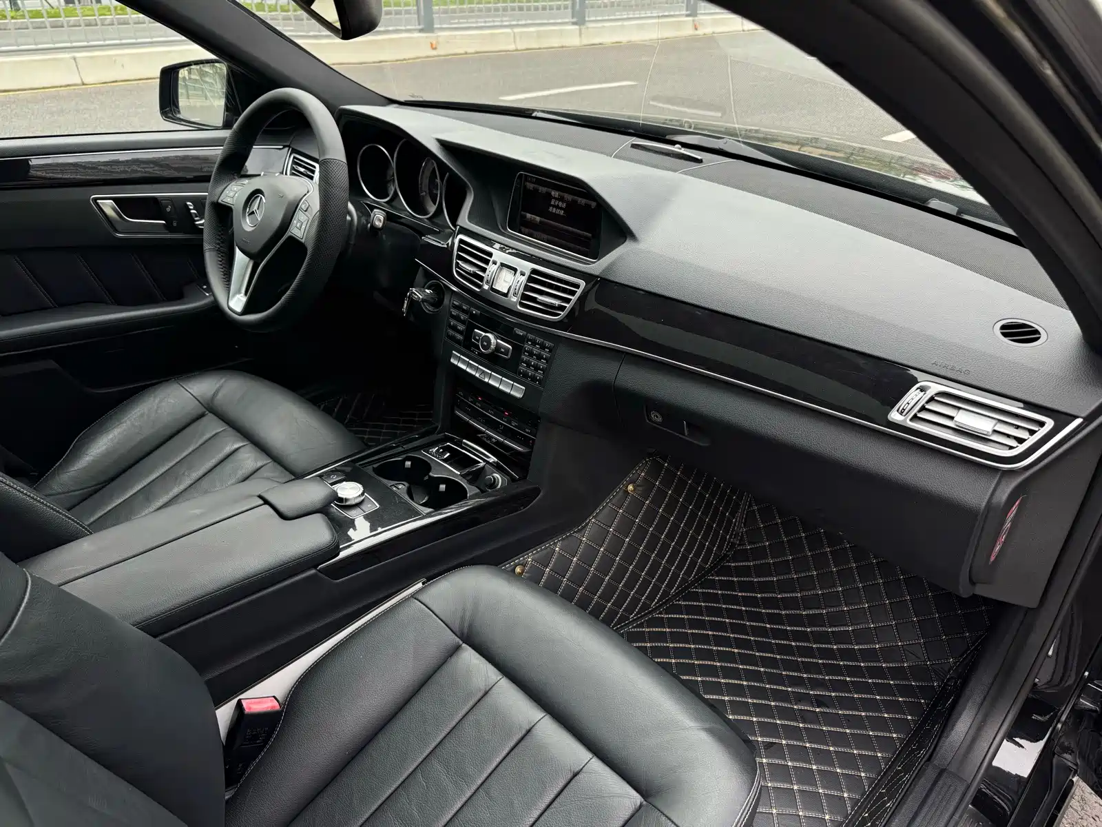 Фото 10 - Mercedes-Benz E-Class