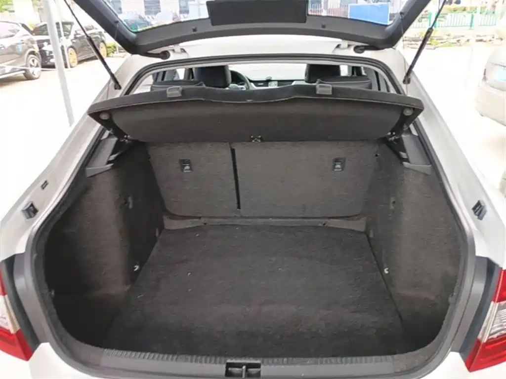 Škoda Octavia 2017 1.6L Automatic Smart Edition фото 19