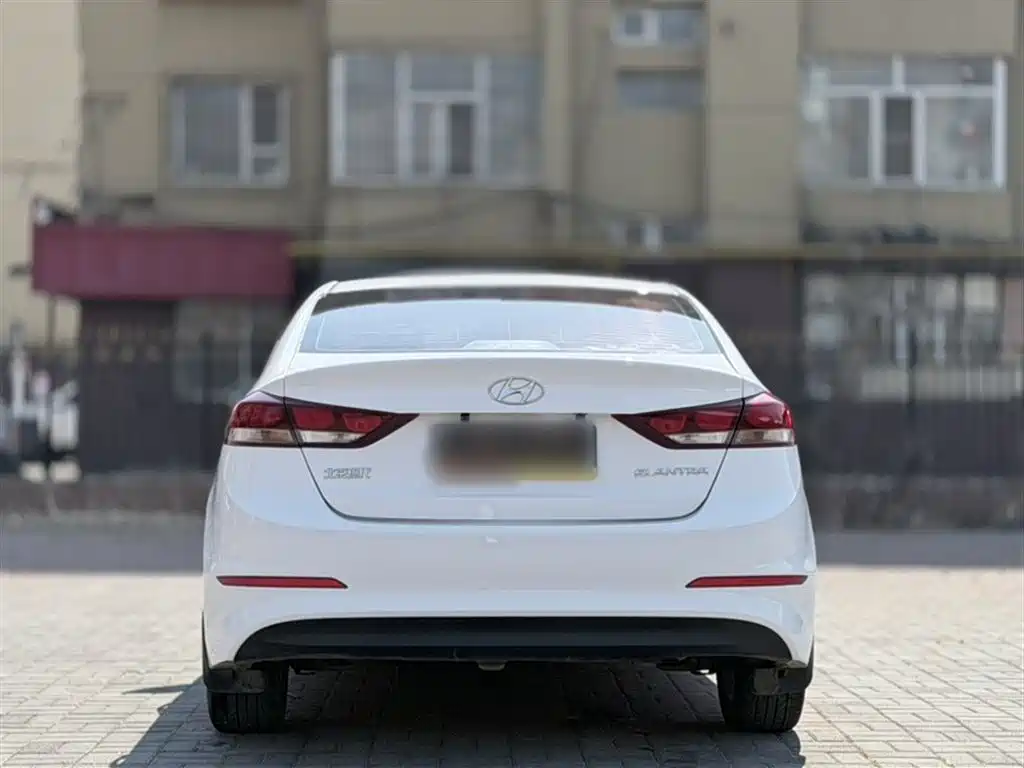 Hyundai Elantra 2016 1.6L Manual Smart·Youth Edition фото 9