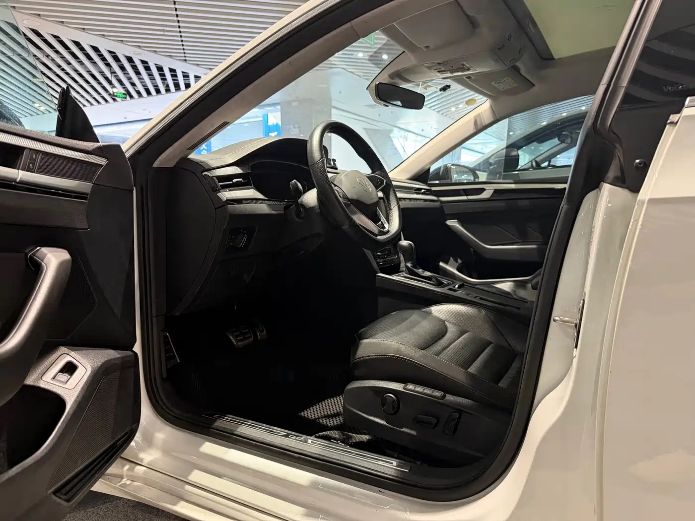 Volkswagen FAW-Volkswagen CC 2023 380TSI Eye-catching Edition фото 4