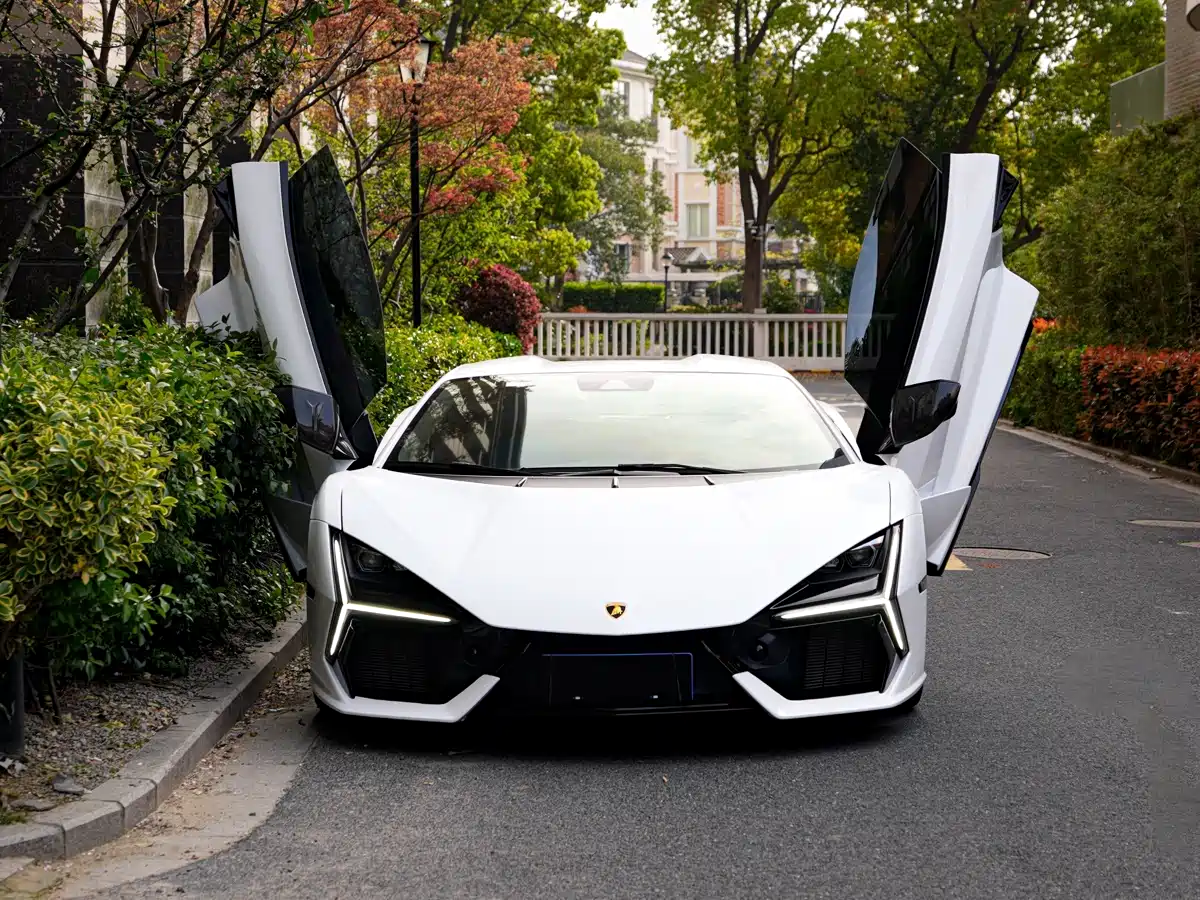 LAMBORGHINI REVUELTO