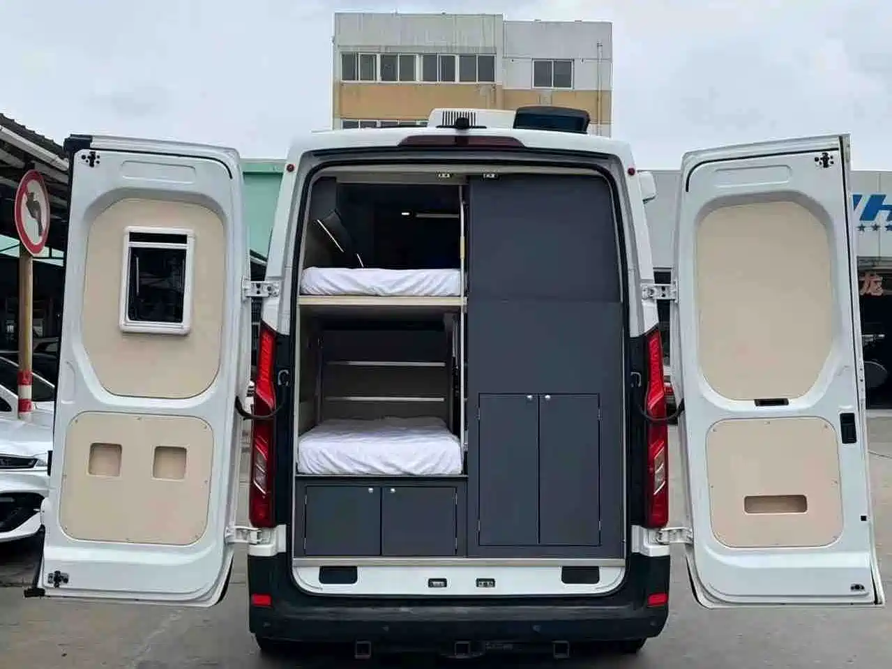 SAIC Maxus MAXUS V90 RV 2020 2021 2.0T Travel Home V90 Self-Contained Class B RV Luxury Longitudinal Bed