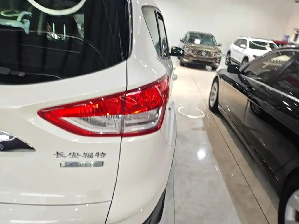 Фото 8 - Ford Kuga