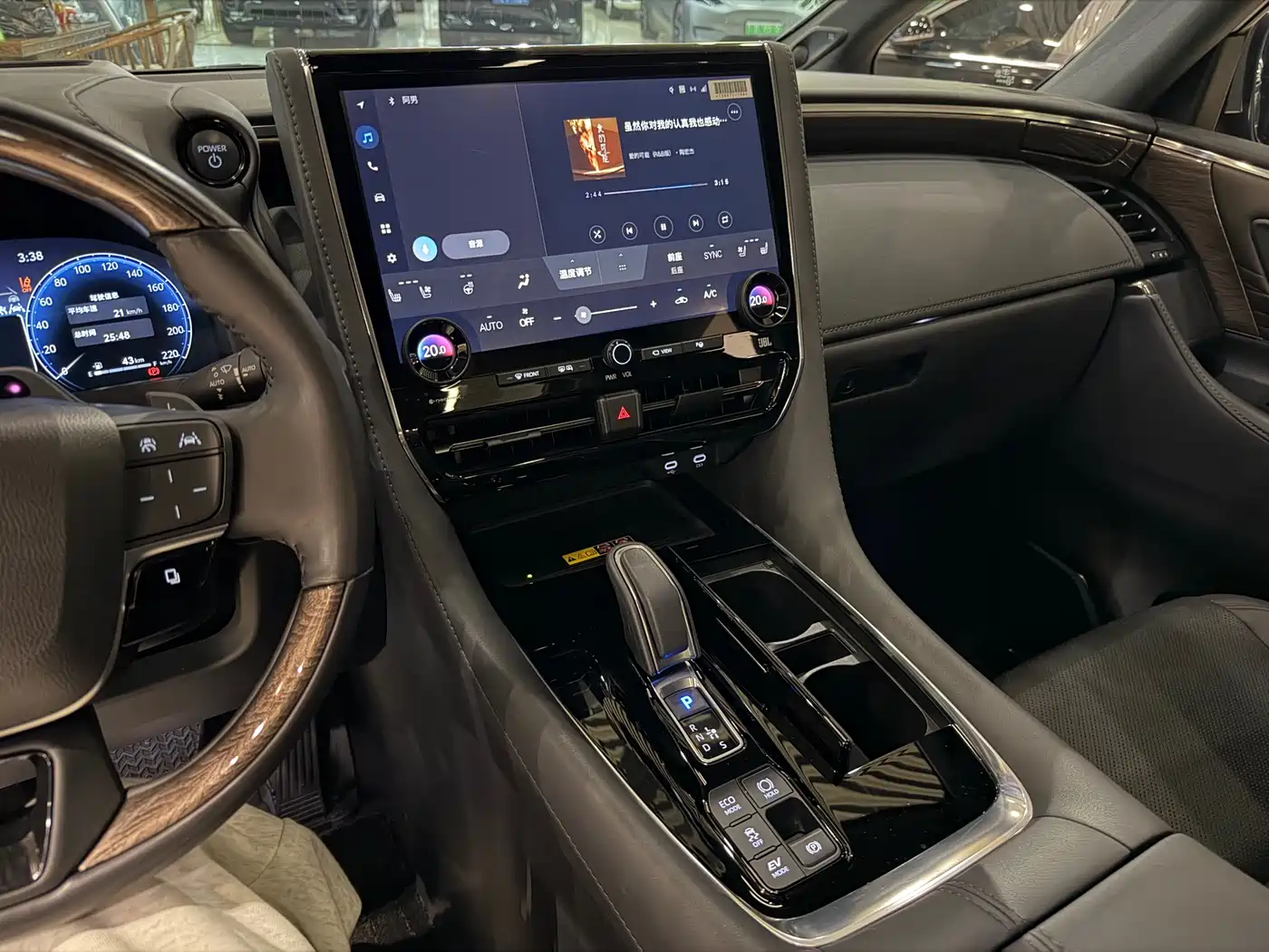 Toyota Vellfire 2025 Crown Hybrid 2.5L Ink Gold Edition фото 8