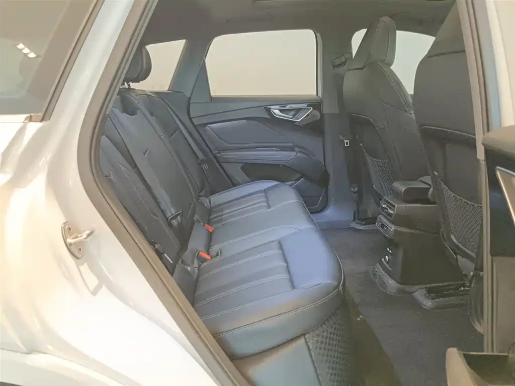 AUDI Q4 E TRON