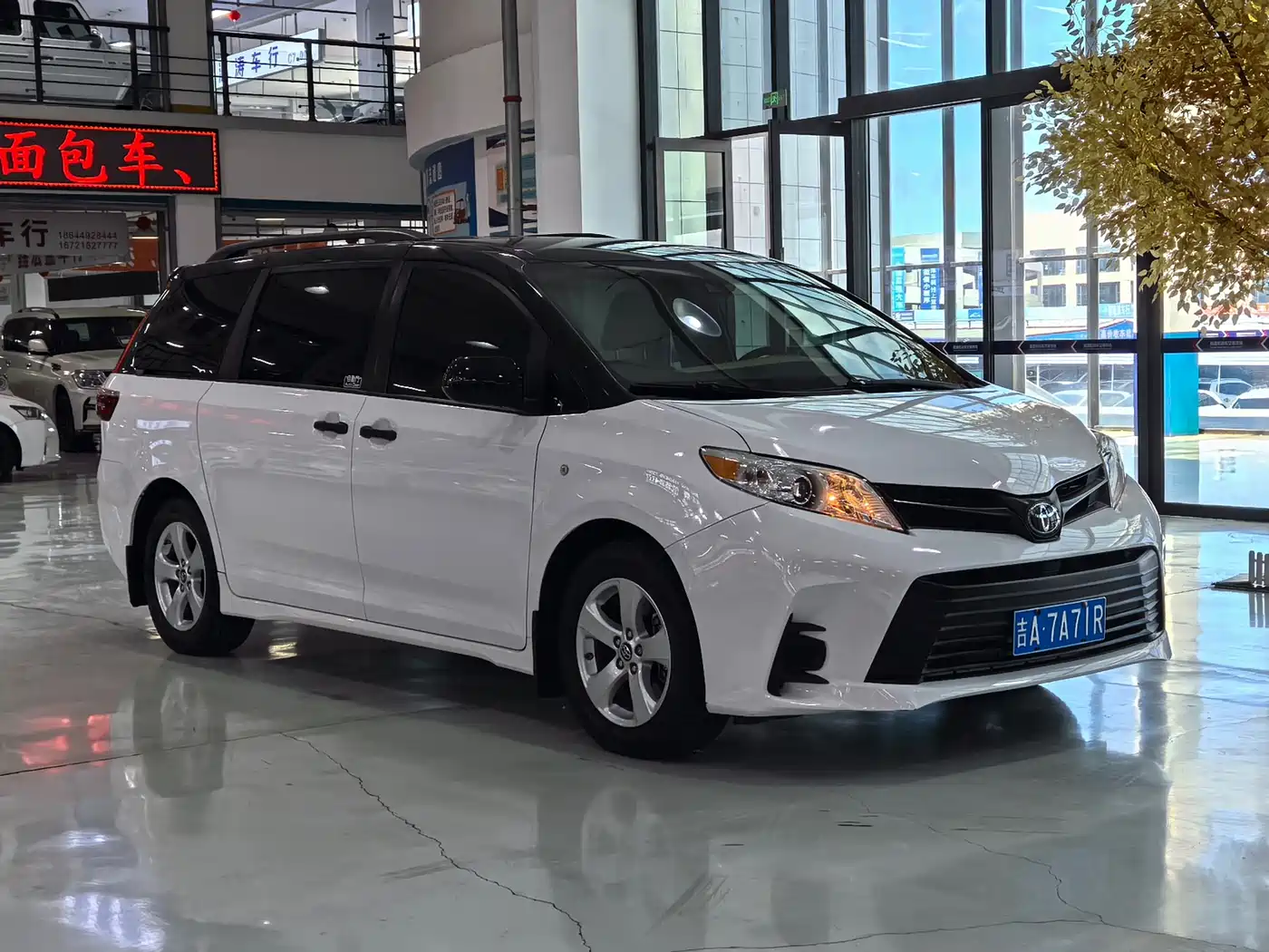 Toyota Sienna 2015 3.5L 2WD LE фото 3