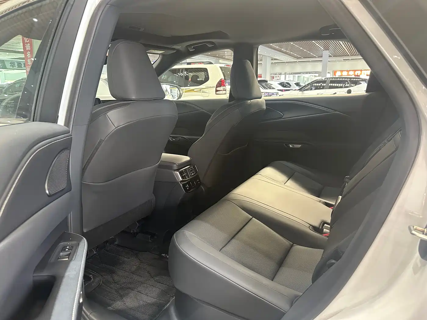 Lexus RX 2026 300 AWD Premium Edition фото 4