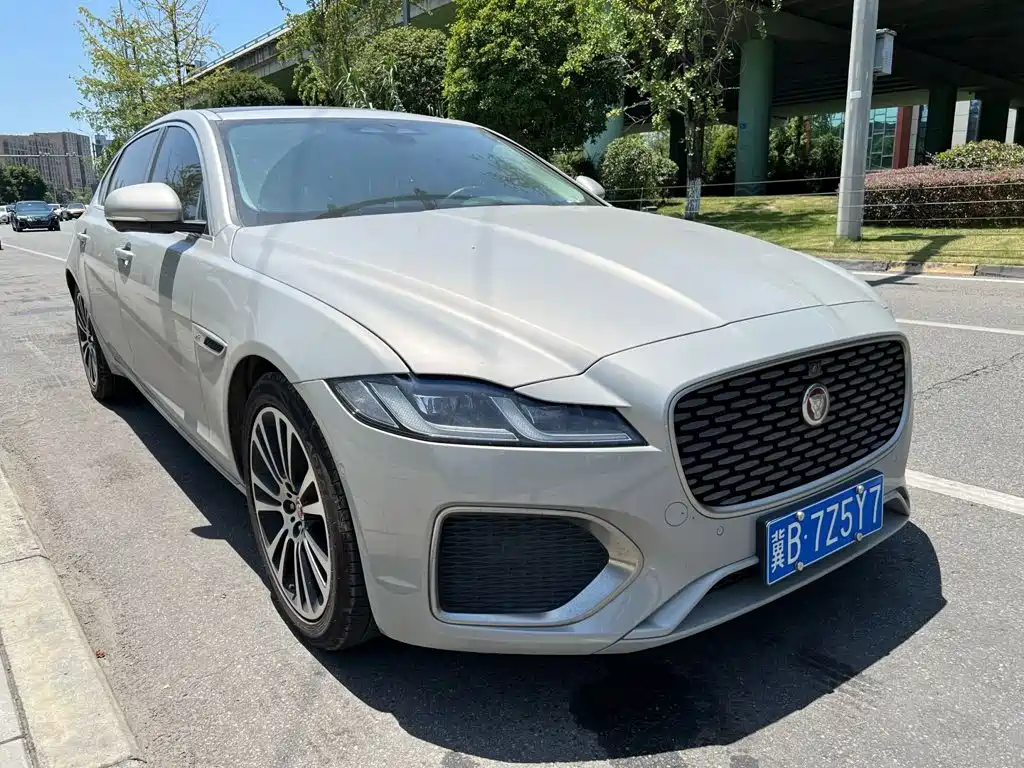 Photo 3 - Jaguar XFL