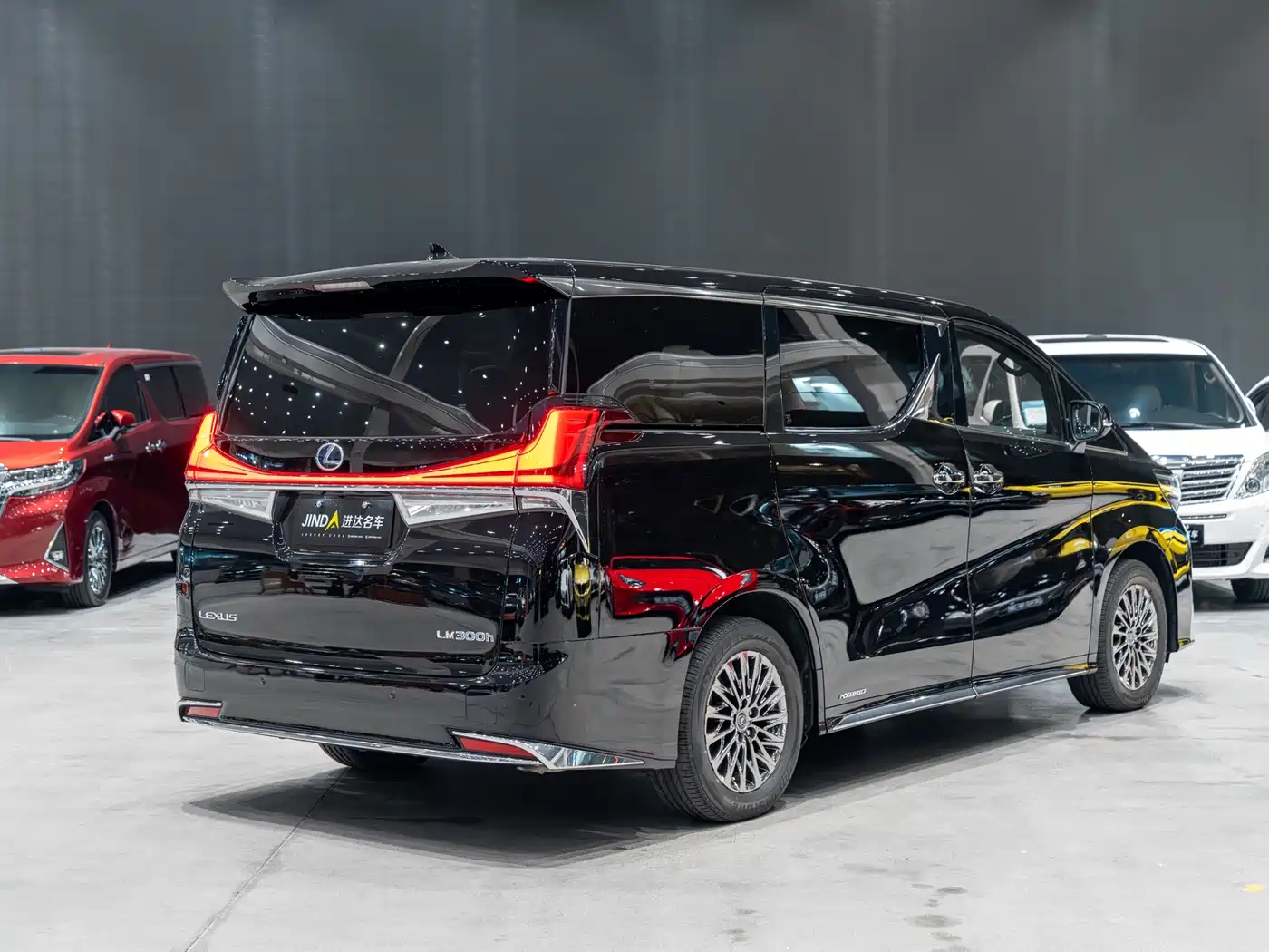 Lexus LM 2020 300h Seven-Seater Elegance Edition фото 4