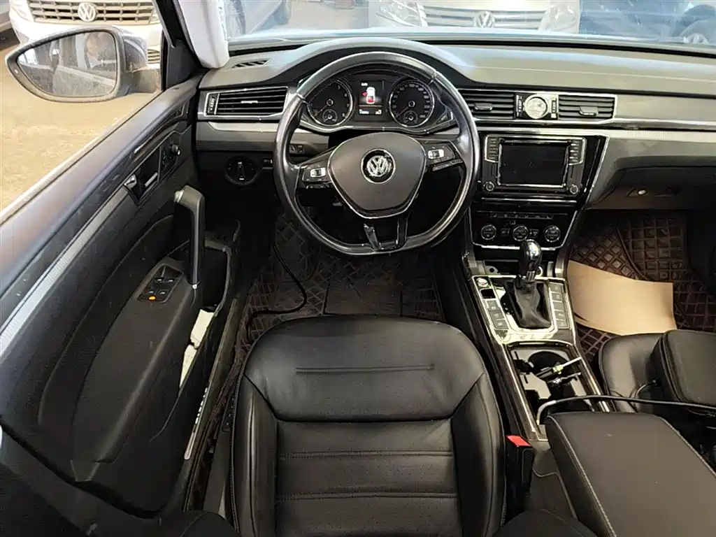 Volkswagen Passat 2017 330TSI DSG Luxury фото 17