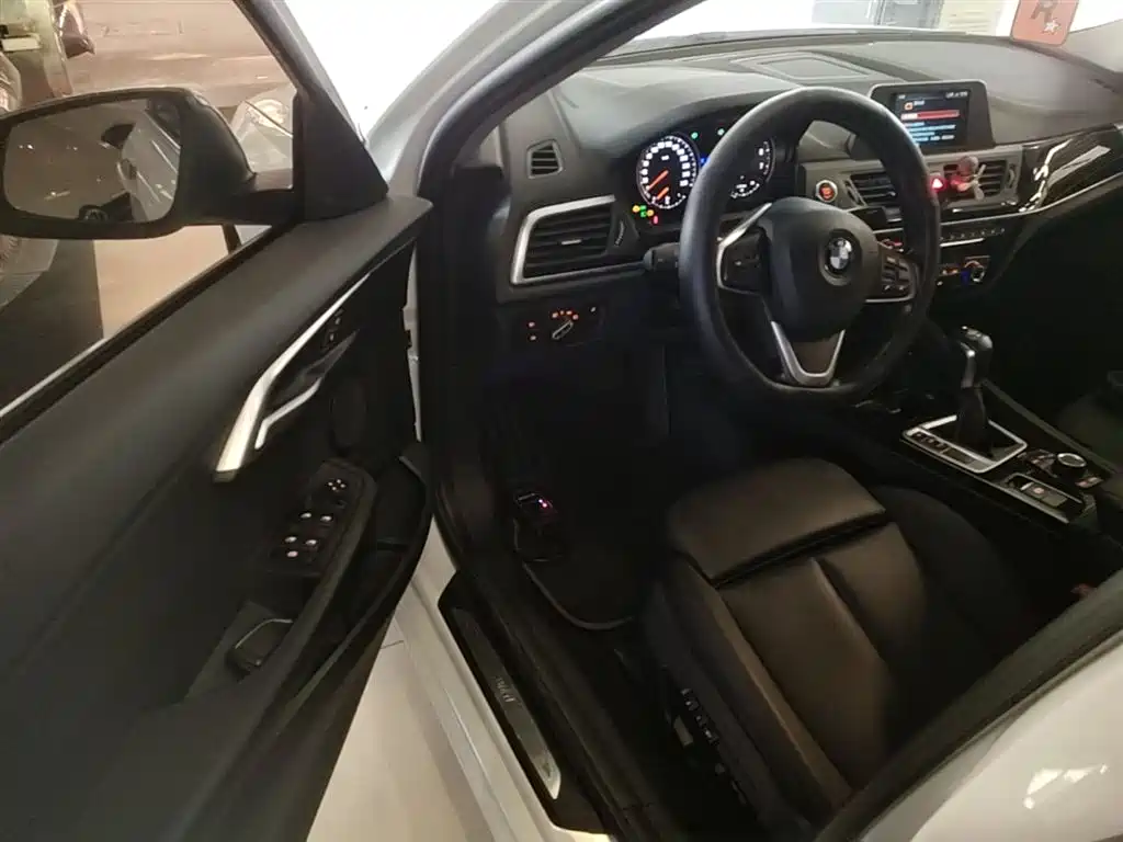 BMW 1 Series 2018 118i Sport Edition фото 16