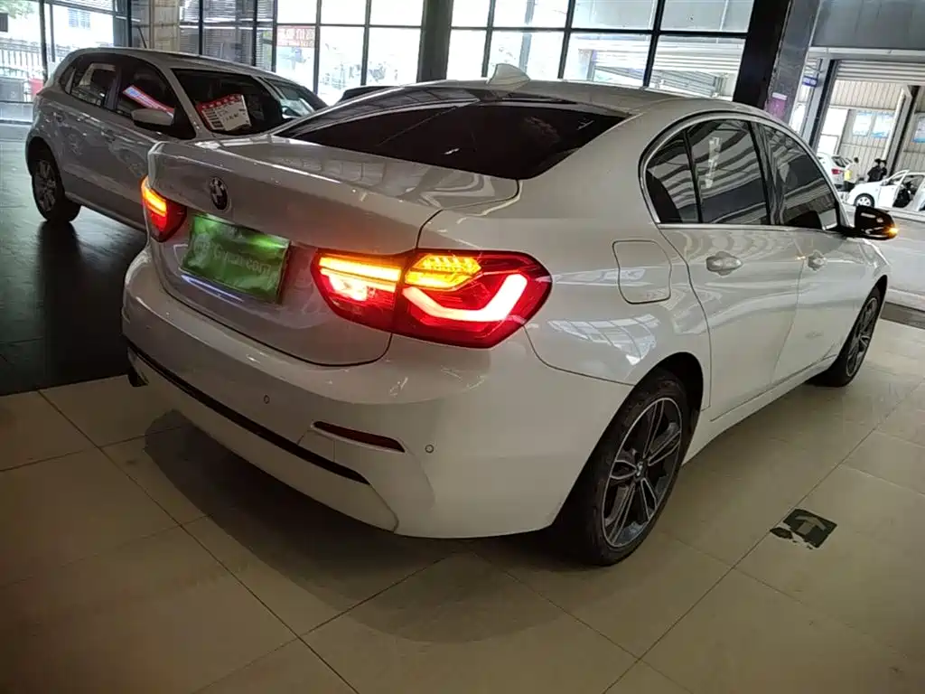 BMW 1 Series 2018 118i Sport Edition фото 7