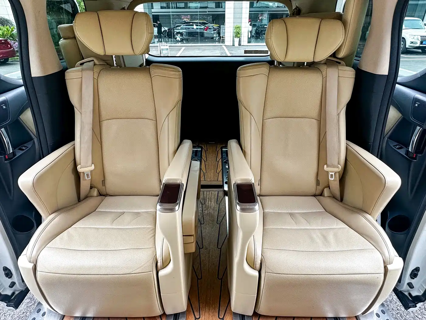 Toyota Alphard 2018 3.5L Luxury фото 6