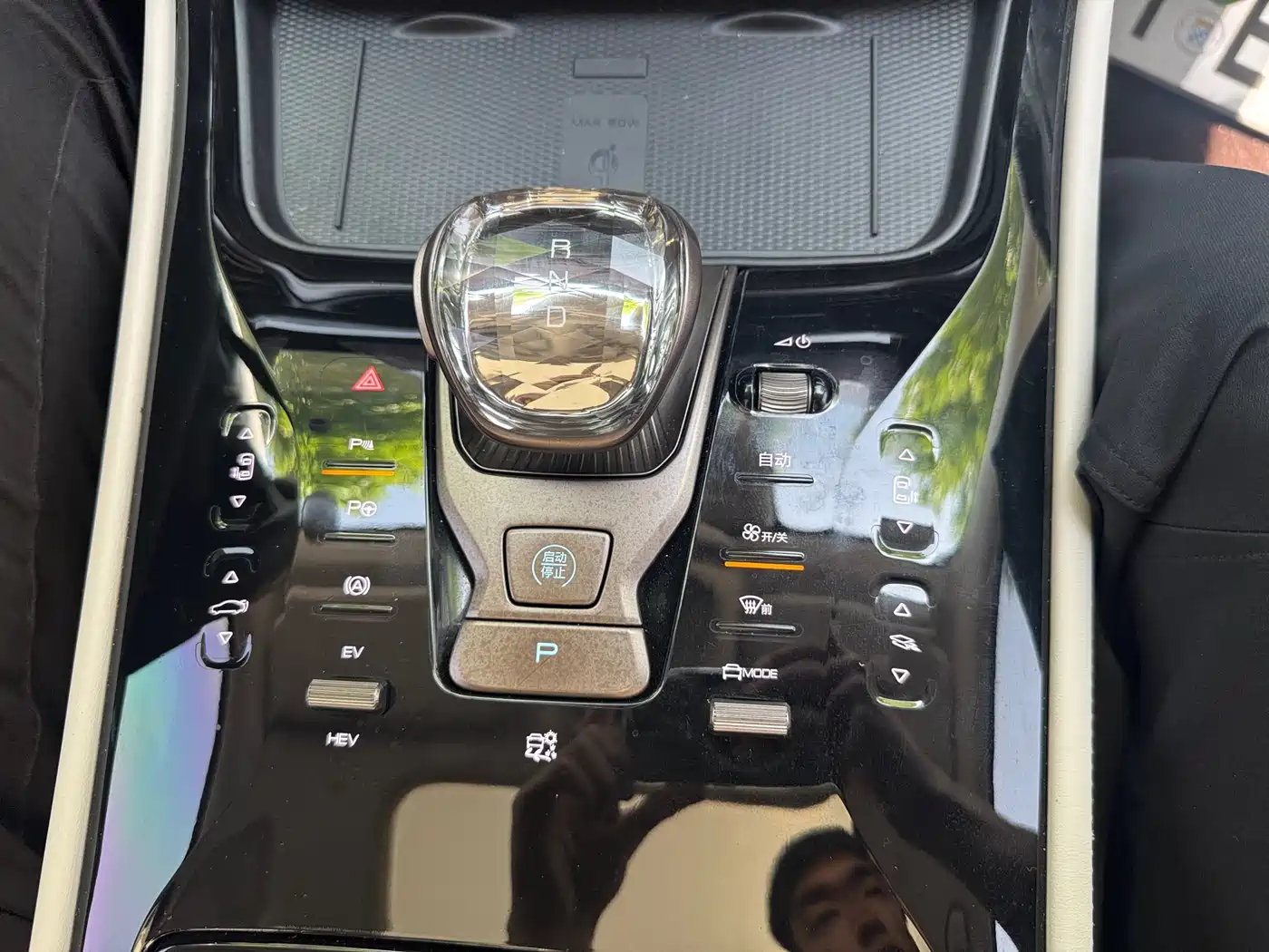 Denza D9 2022 DM-i 970 AWD Flagship фото 15