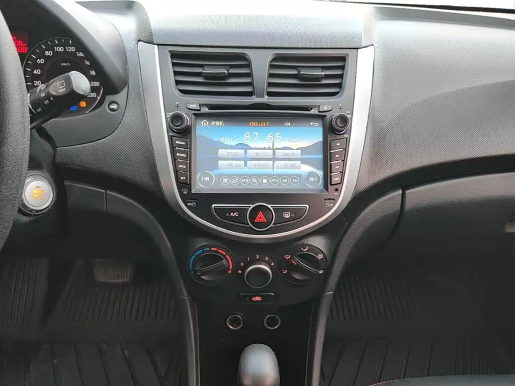 Photo 13 - Hyundai Reina