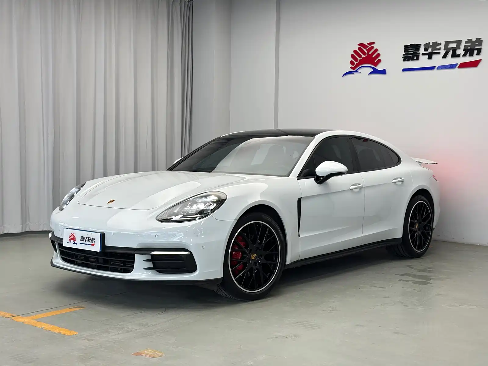 Фото 1 - Porsche Panamera