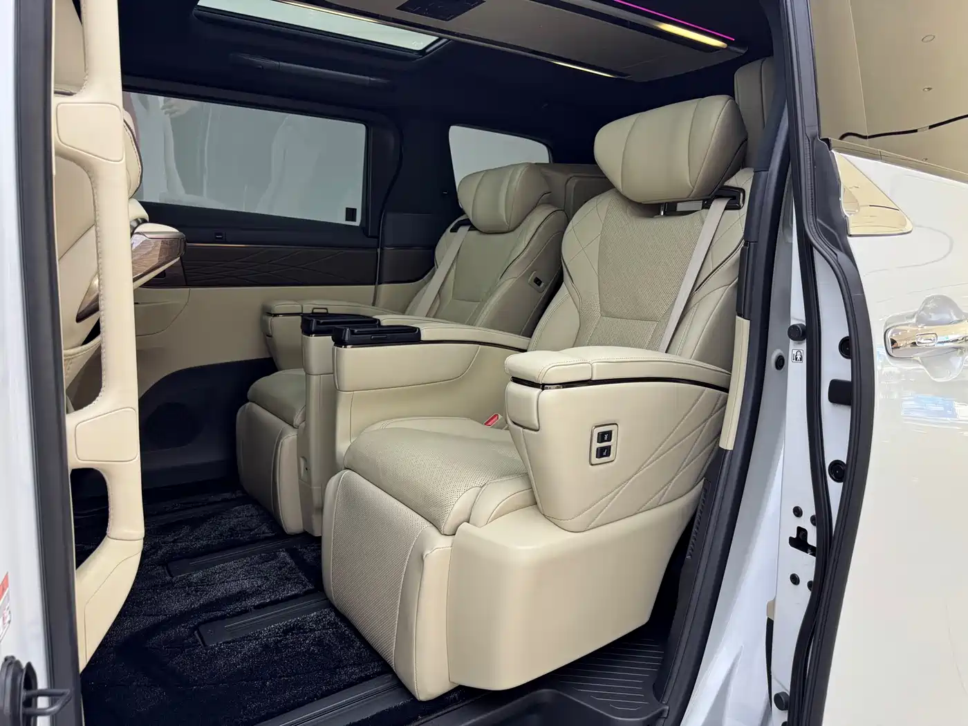 Toyota Vellfire 2024 Crown Hybrid 2.5L Premium Edition фото 5