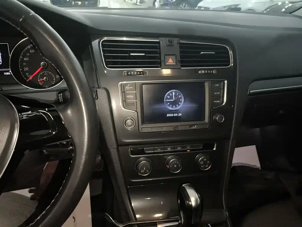 Volkswagen Golf 2017 1.6L Auto Comfort Millionth Edition фото 9