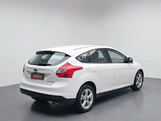 Ford Focus 2012 Hatchback 1.6L Automatic Trend — фото 2