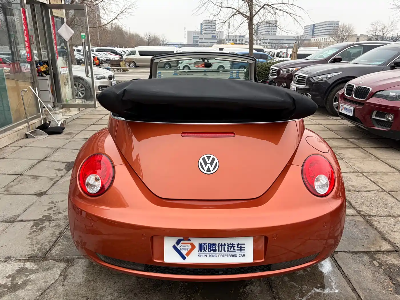 Volkswagen Beetle 2010 Model 2.0 BlackOrange Convertible Luxury Edition фото 5