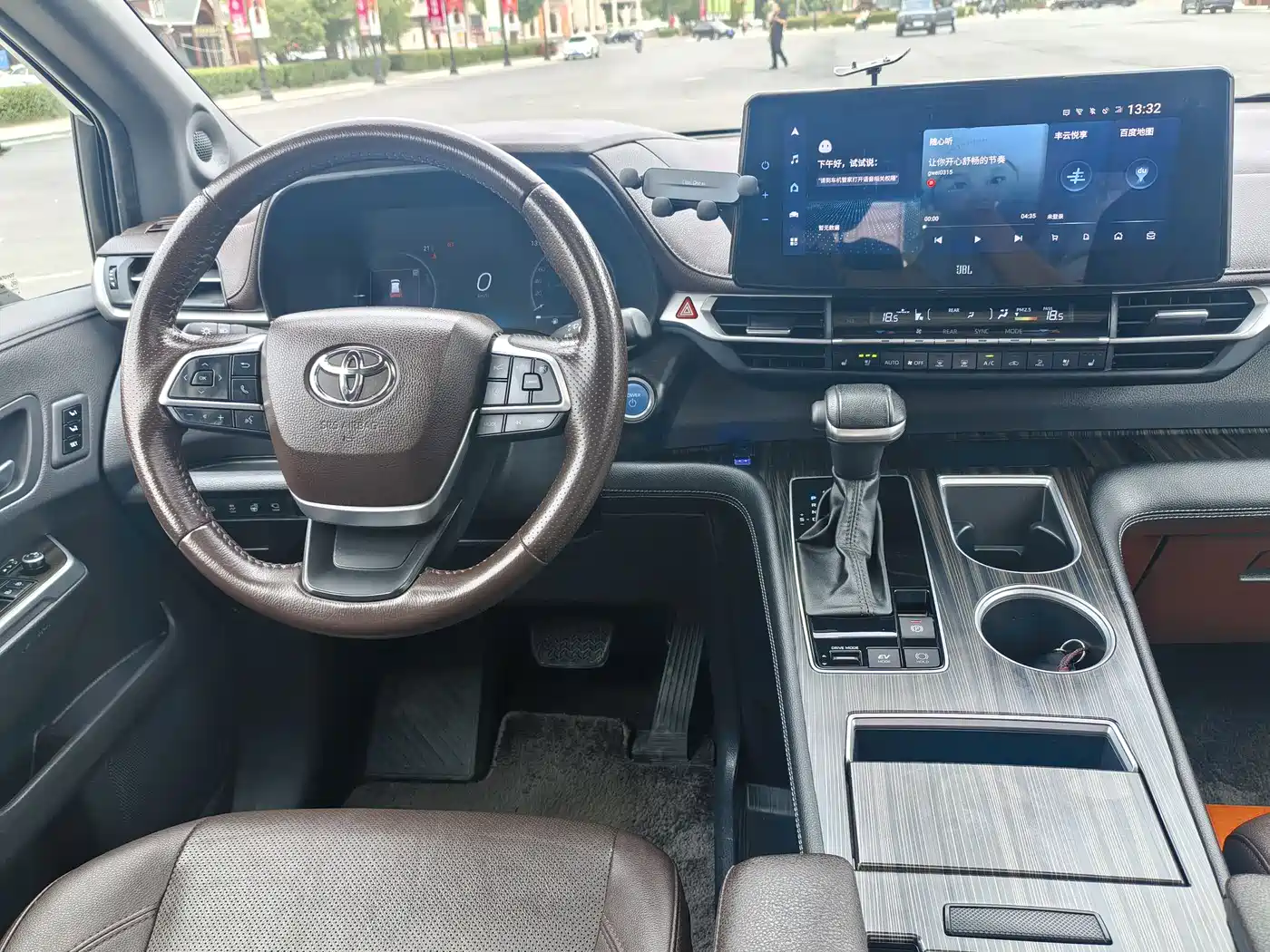 Toyota Sienna 2021 2.5L Hybrid Platinum Edition фото 10
