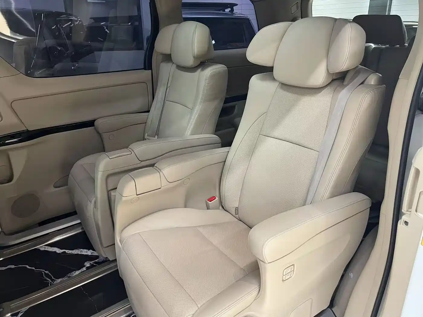 Toyota Alphard 2012 3.5L Luxury Edition фото 12
