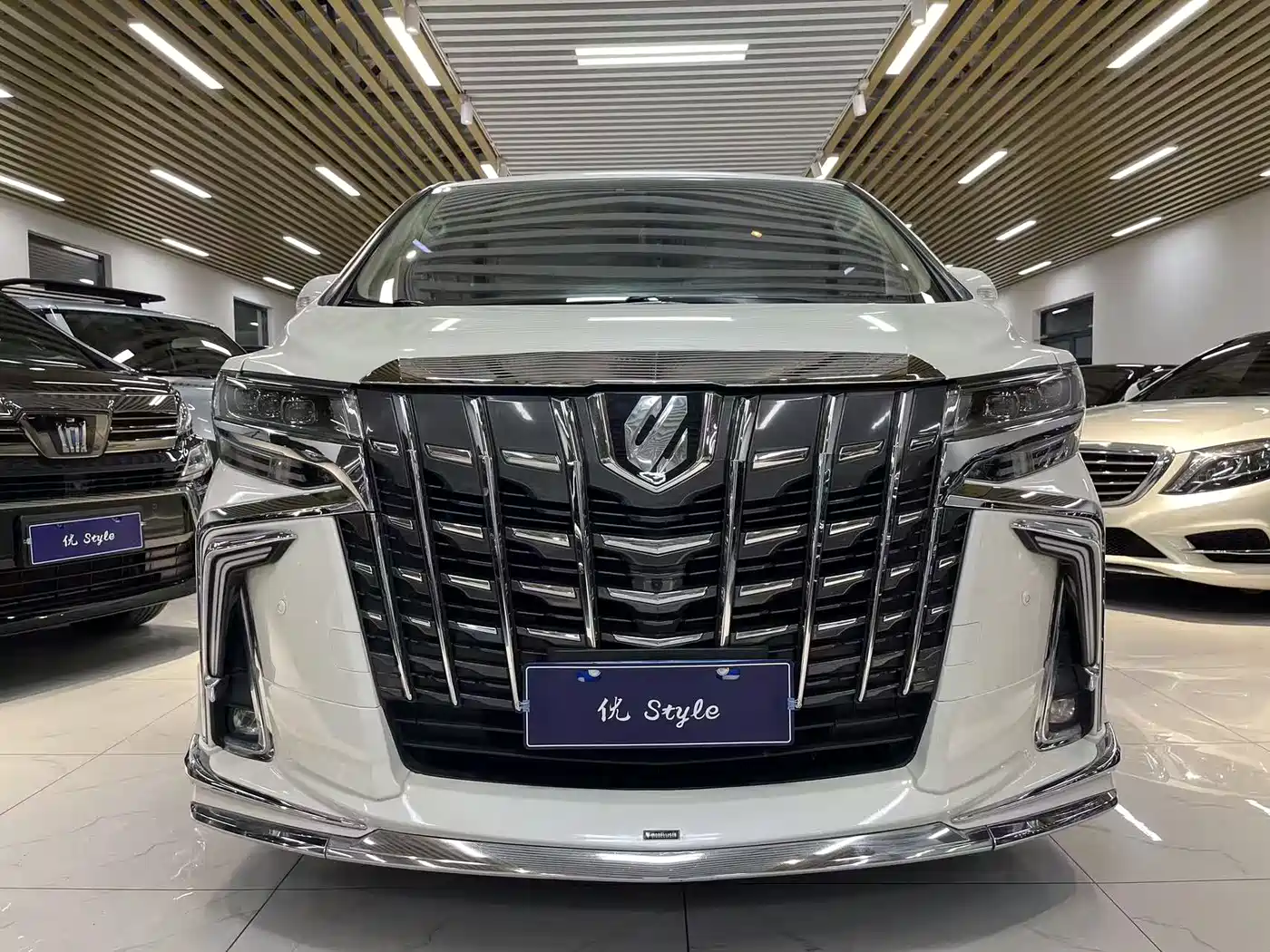 Toyota Alphard 2012 3.5L Luxury Edition фото 7