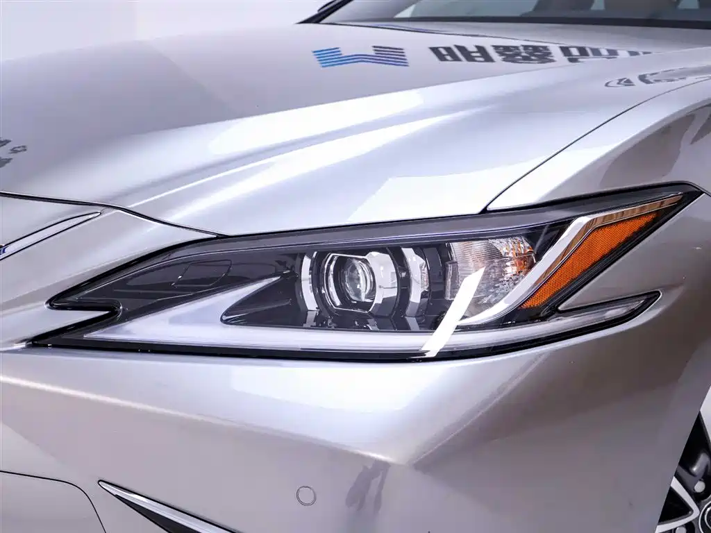Lexus ES 2022 300h Excellence Edition фото 4