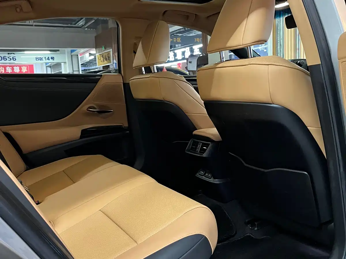 Lexus ES 2022 300h Excellence Edition фото 12