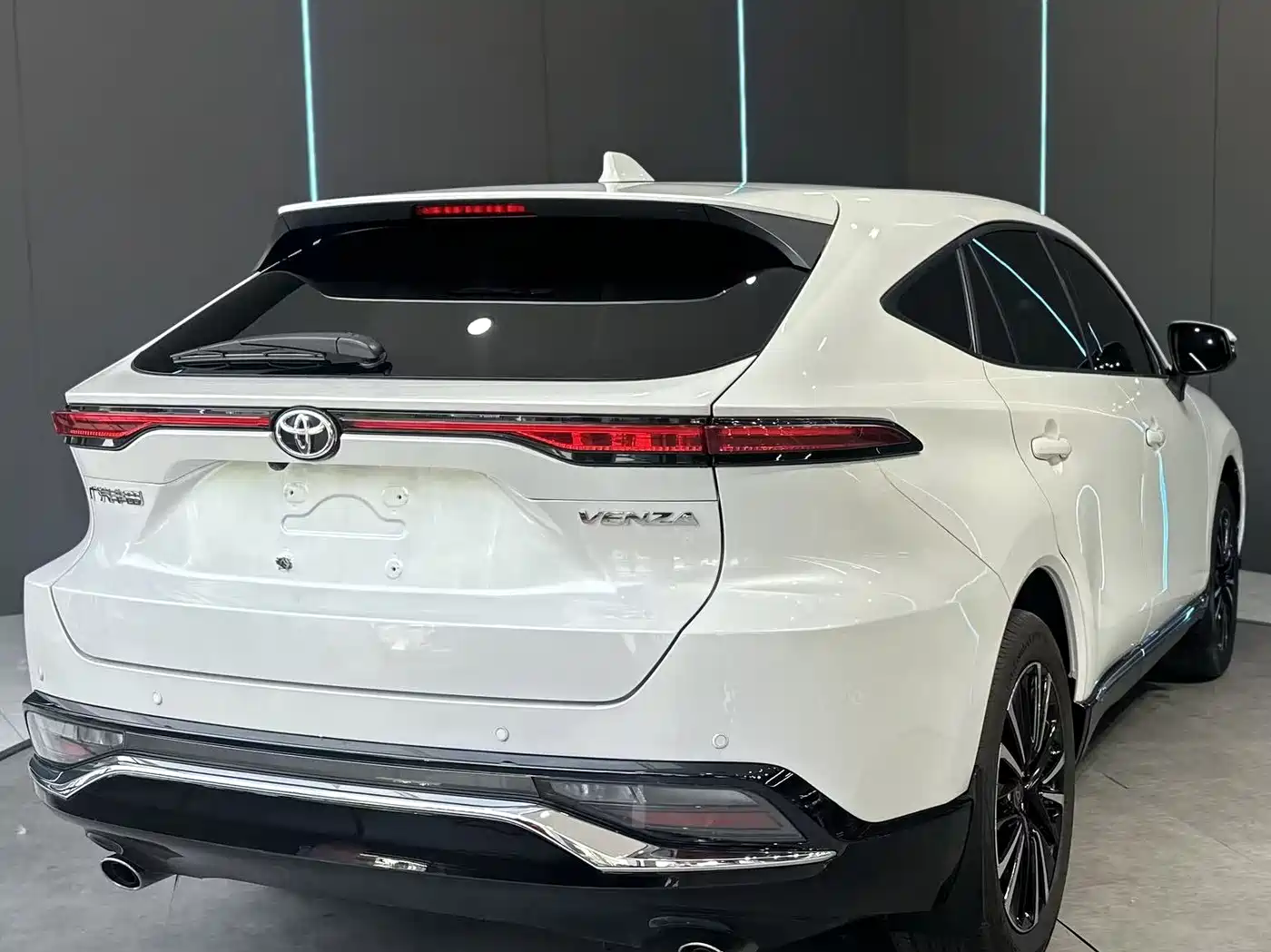 Toyota Venza 2023 2.0L CVT FWD Premium фото 6