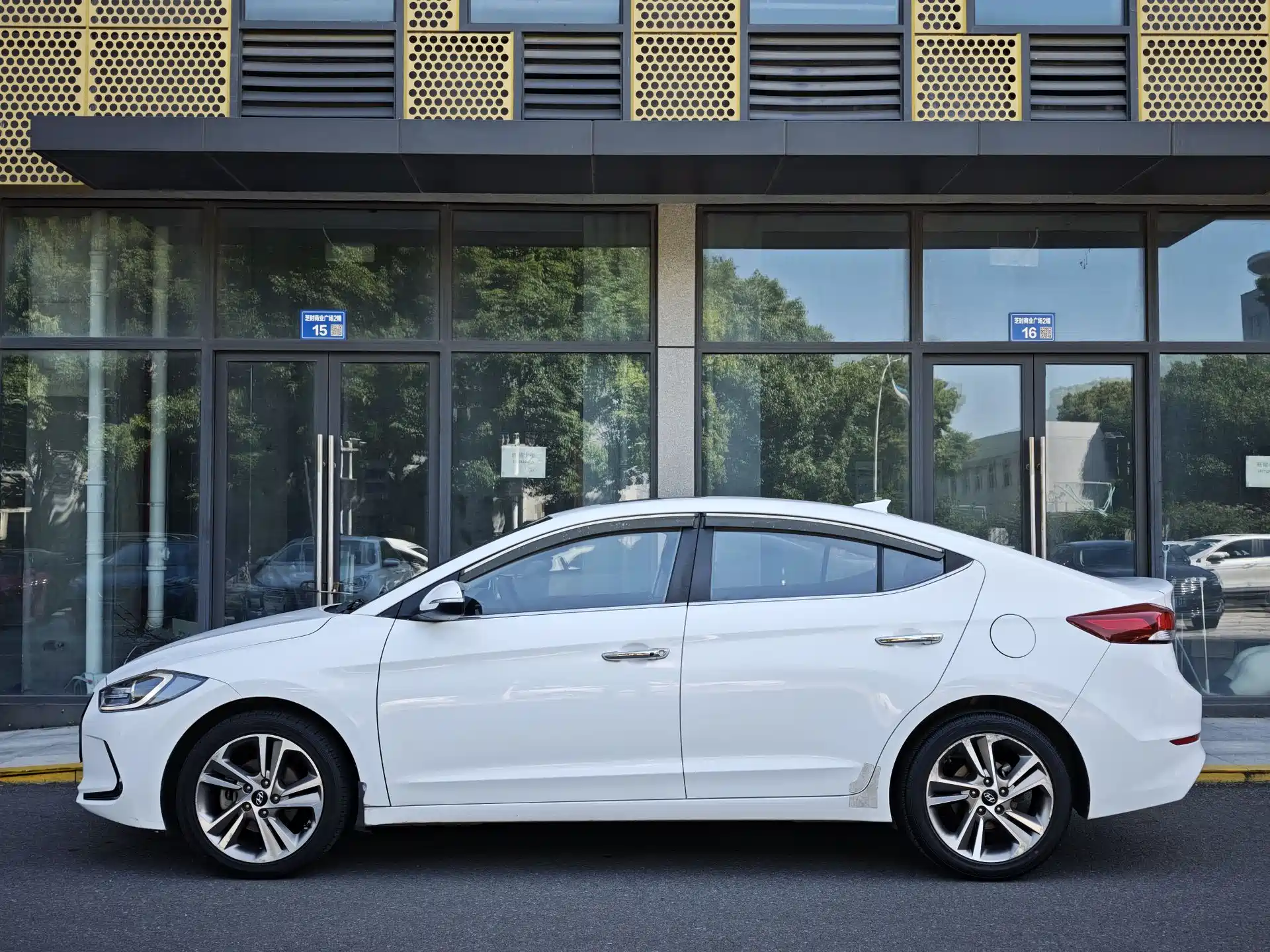 Фото 3 - Hyundai Elantra