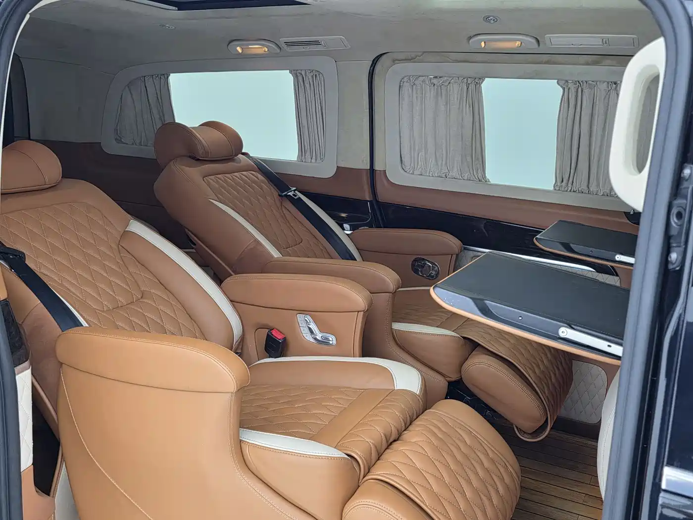 Mercedes-Benz V-Class 2018 V 260 L Premium Long Wheelbase Edition China VI фото 13
